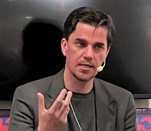 Martin Kragh talar på en bokhandel.