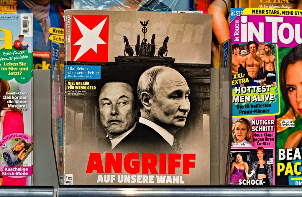 Elon Musk och Vladimir Putin på ett tidningsomslag. Rubriken på tyska lyder: "Angrip på vårat val."