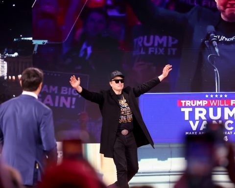 Elon Musk vid CPAC-konferensen.