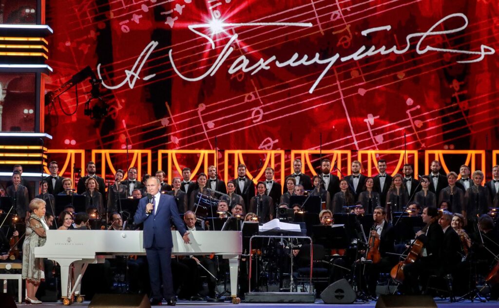 Rysslands president Vladimir Putin på scen i Bolshoi teater, Moskva.